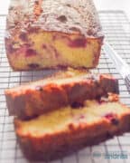 cranberry cake in plakjes