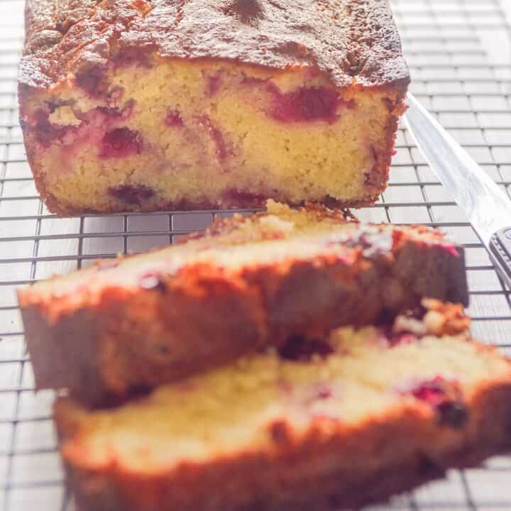 cranberry cake in plakjes