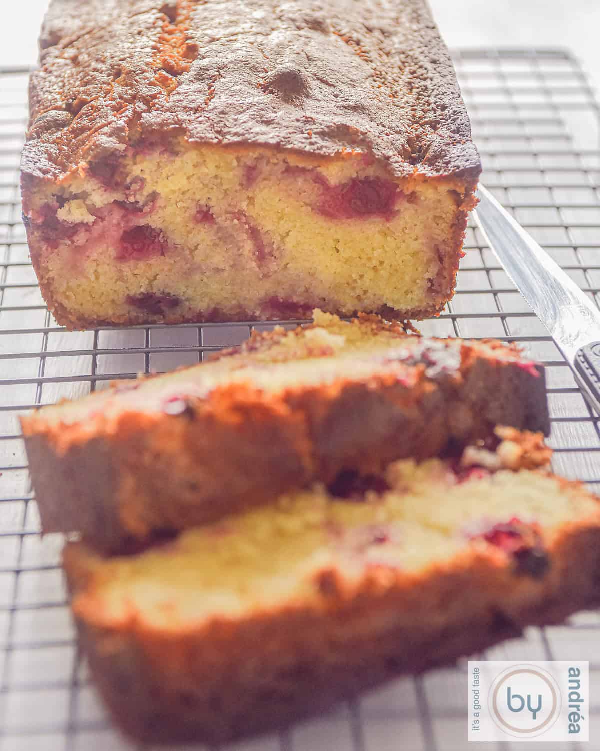 cranberry cake in plakjes op een rooster