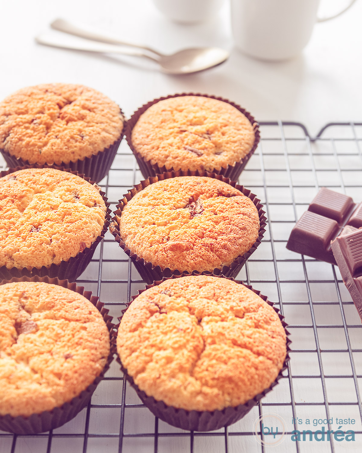 Cupcakes met chocolade stukjes op een rek