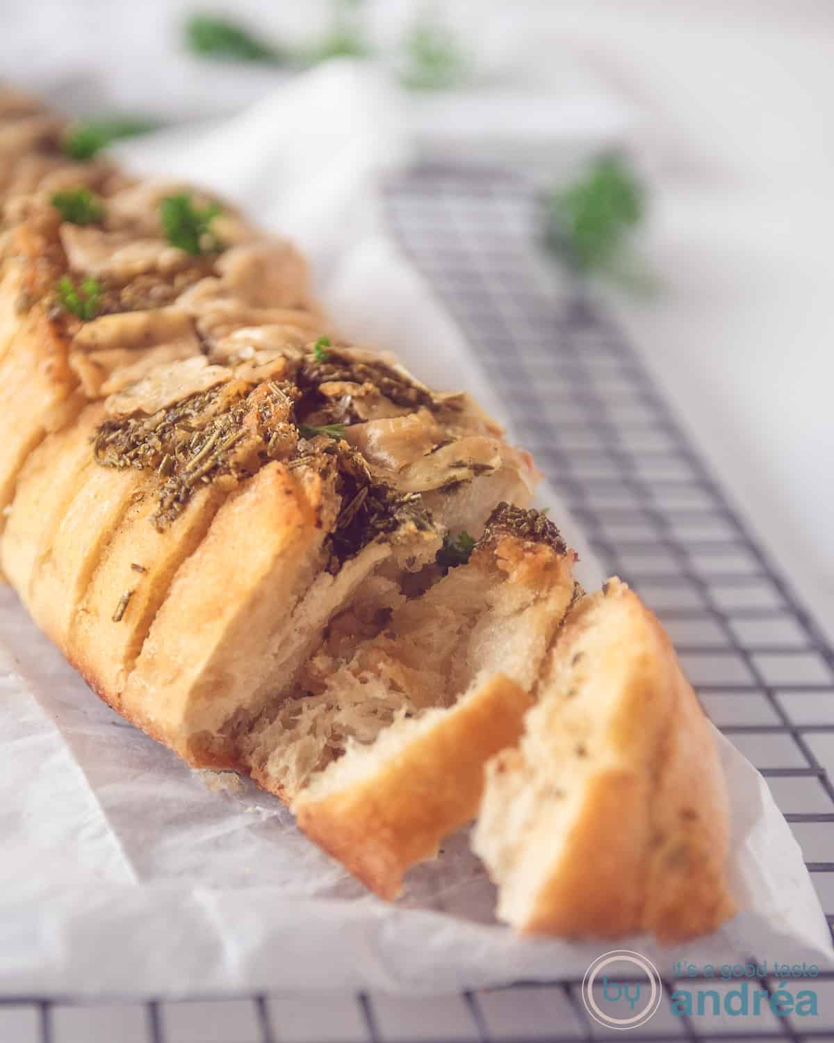 Knoflook stokbrood met kruidenboter en 2 plakjes