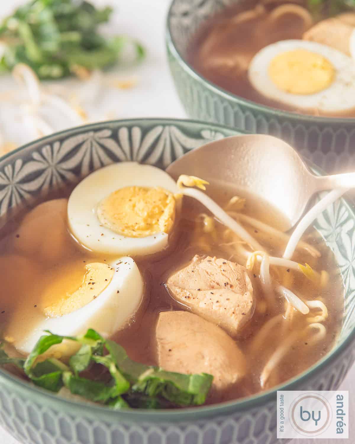 een witte kom met Ramen Noodle soep