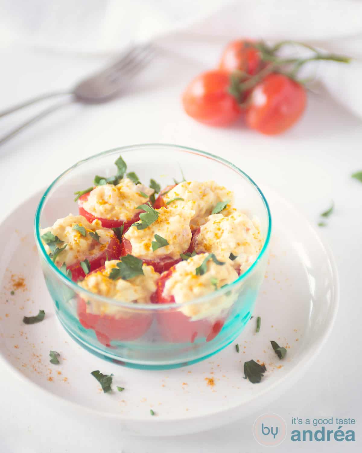 een blauw schaaltje met Tomaten gevuld met eiersalade