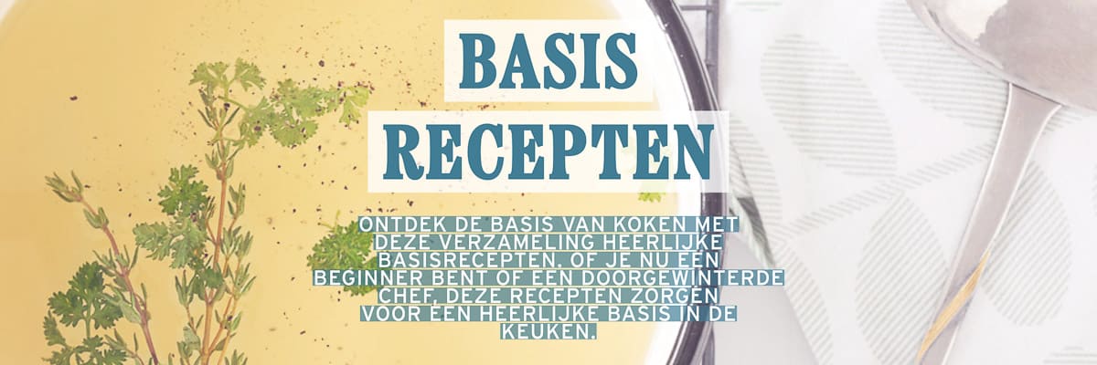 Een deel van een bouillon in een witte pan. Een text overlay: basis recepten, ONTDEK DE BASIS VAN KOKEN MET DEZE VERZAMELING HEERLIJKE BASISRECEPTEN. OF JE NU EEN BEGINNER BENT OF EEN DOORGEWINTERDE CHEF, DEZE RECEPTEN ZORGEN VOOR EEN HEERLIJKE BASIS IN DE KEUKEN.