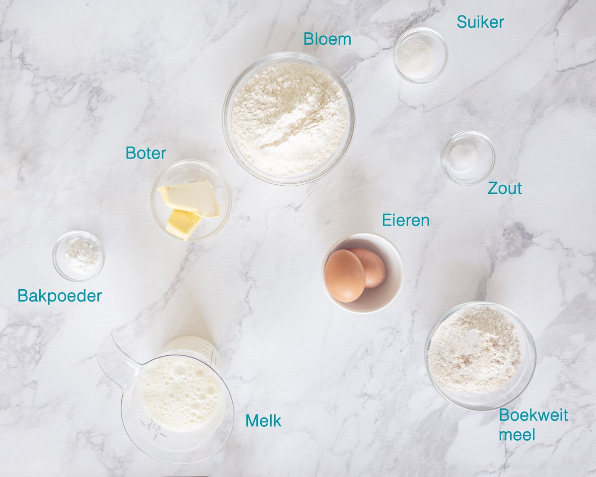 Ingrediënten Zelf Poffertjes Maken, individueel gelabeld op een witte ondergrond