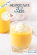 Midden voorin een glas gevuld met advocaat likeur. Met een toef slagroom. Een tekstoverlay bovenin: advocaat zelf maken, drankjes, Nederlands, makkelijk recept.