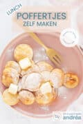 Een roze bord met poffertjes, boter en poedersuiker. Een textoverlay poffertjes zelf maken, lunch, makkelijk recept, Oud Hollands