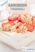 Een deel van een schaal gevuld met aardbeien tiramisu getopt met meringue en aardbeienschijfjes. Een text overlay bovenin: aardbeientiramisu, dessert, makkelijk recept, zonder alcohol en rauw ei.