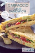 Twee club sandwiches van carpaccio op elkaar op een donkere ondergrond. Een tekstoverlay bovenin: carpaccio club sandwich, lunch, makkelijk recept, zelf maken.