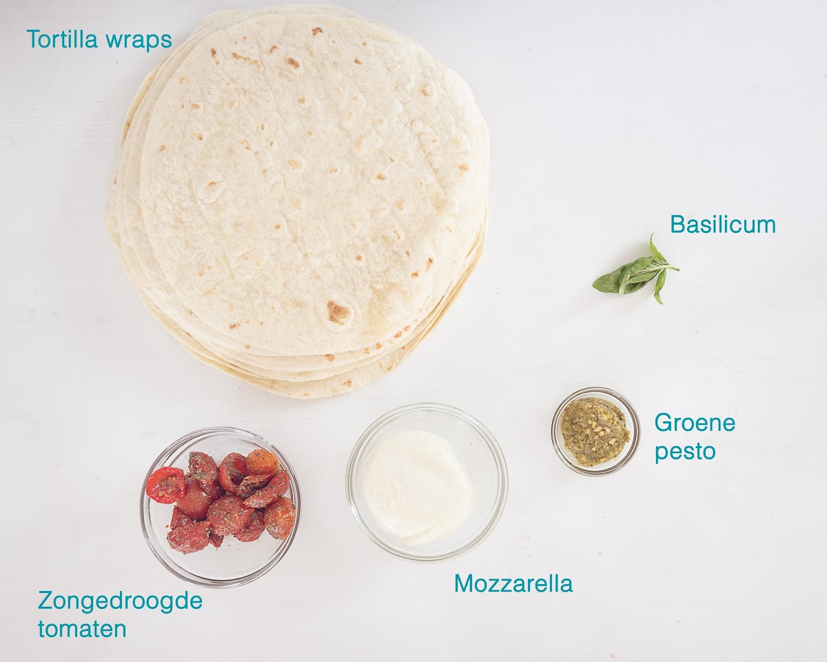 Ingrediënten Caprese Wrap Hapjes, individueel gelabeld op een witte ondergrond.