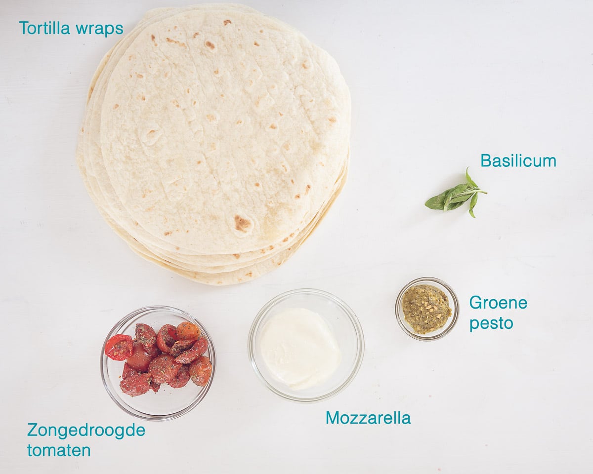 Ingrediënten Caprese Wrap Hapjes, individueel gelabeld op een witte ondergrond.