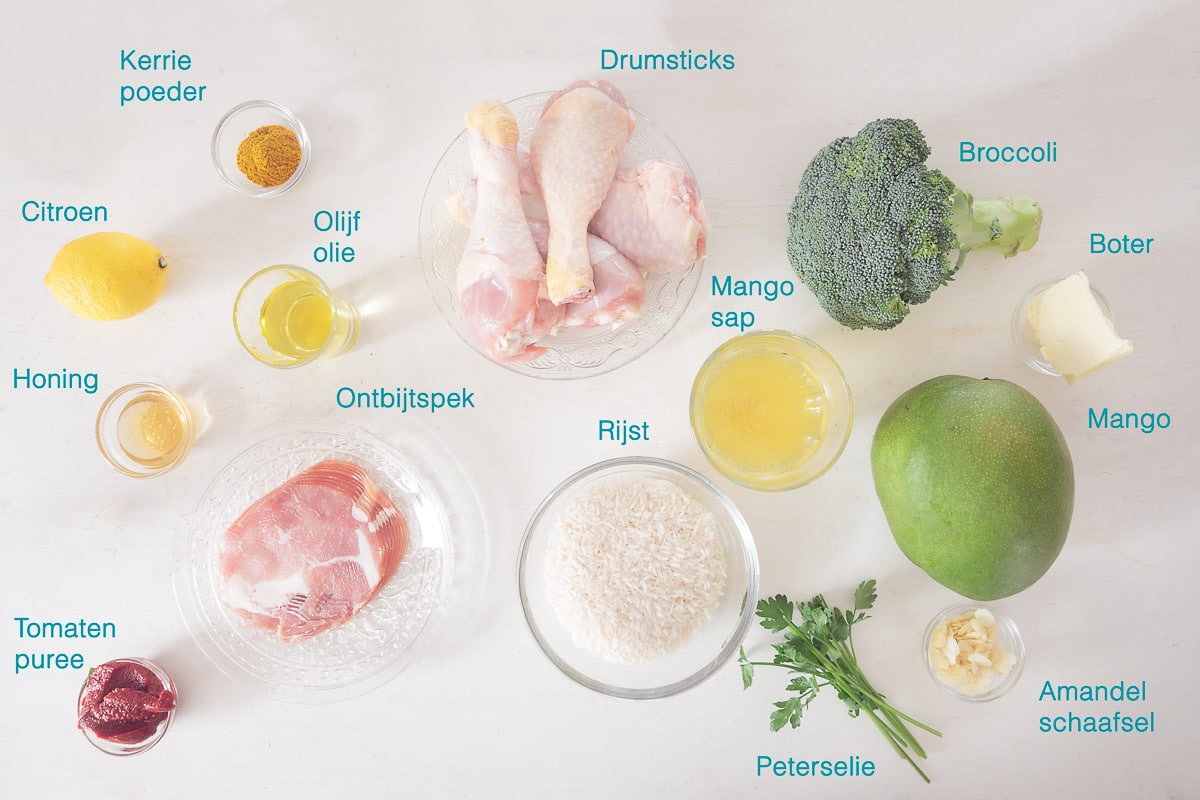 Ingrediënten Drumsticks met Mango, Broccoli en Amandel, individueel gelabeld op een witte ondergrond