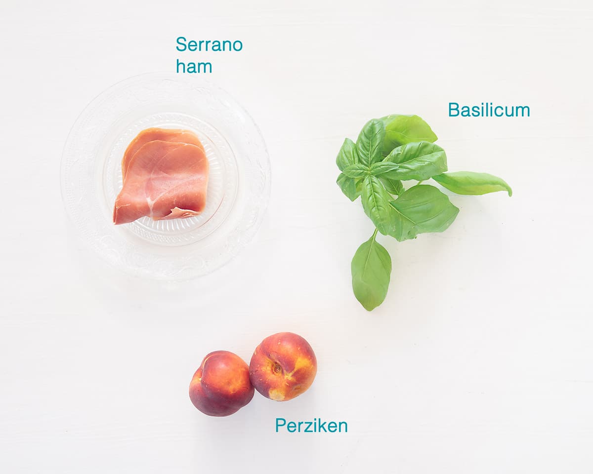 Ingrediënten Gegrilde Perzik met Serranoham, individueel gelabeld op een witte ondergrond