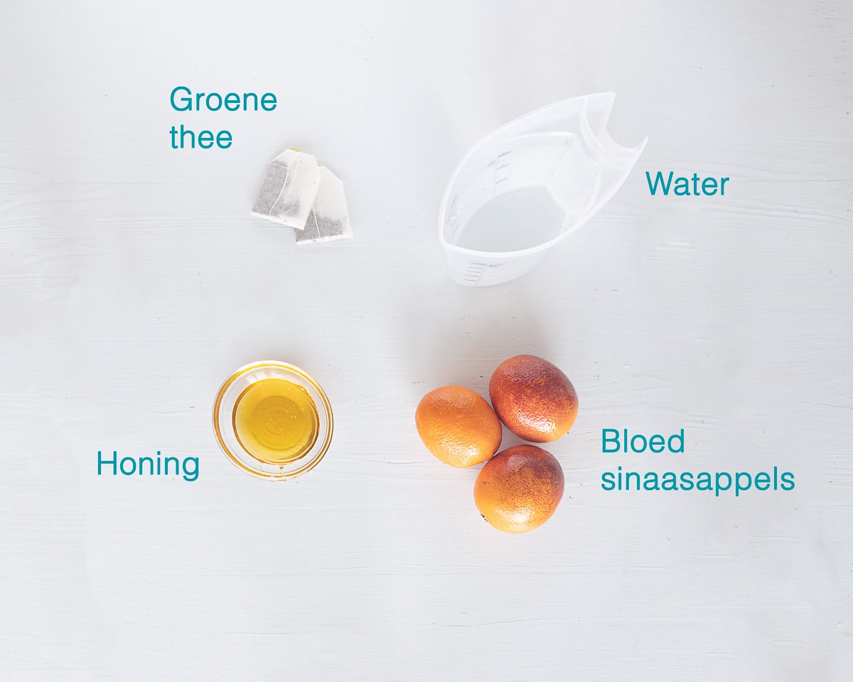 Ingrediënten IJsthee met Bloedsinaasappel, individueel gelabeld op een witte ondergrond