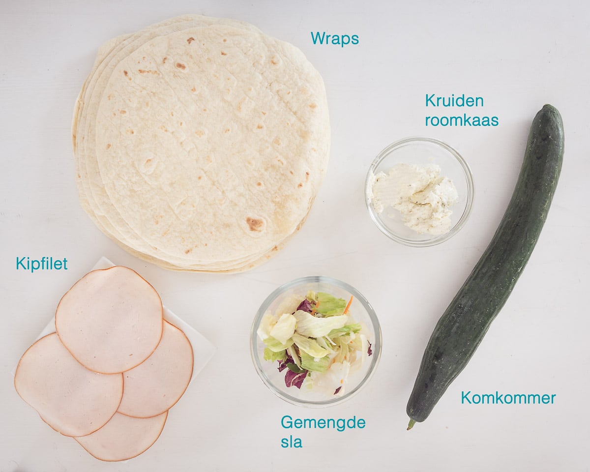 Ingrediënten Kip-Wraphapjes met Kruidenkaas, individueel gelabeld op een witte ondergrond