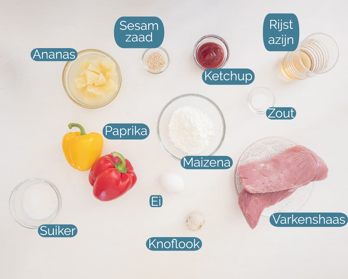 Ingredienten Zoetzuur Varkensvlees (Net als bij de Chinees), individueel gelabeld op een gemarmerde witte ondergrond