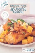 Drumsticks met mango, broccoli, saus en amandel op een roze bord Bovenin een textoverlay: drumsticks met mango, broccoli en amandel, avondeten, makkelijk recept, kip