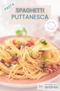 Een deel van een roze bord met spaghetti alla puttanesca. Een witte ondergrond. Bovenin een tekstoverlay spaghetti puttanesca, pasta, makkelijk recept, Italiaans