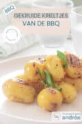 Drie spiesjes met krieltjes op een wit bord. Bovenin een tekstoverlay gekruide krieltjes van de BBQ, BBQ, makkelijk recept,