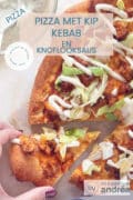 Een deel van een doner kebab pizza met knoflooksaus en ijsbergsla en kip. Een text overlay bovenin pizza met kip kebab en knoflooksaus, pizza, makkelijk recept, veel smaak