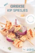 Een deel van een wit bord met gegrilde kipspiesjes afgewisseld met partjes rode ui. Een tekstoverlay: BBQ Griekse kipspiesjes, makkelijk recept, wereldkeuken