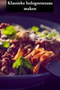 Een deel van een bord met spaghetti, bolognesaus en een garnering van peterselie. Een text: klassieke bolognesesaus maken.