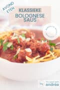 Een deel van een schaal met bolognaisesaus met passta. Een tekstoverlay: avondeten, klassieke bolognesesaus, makkelijk recept, Italiaans