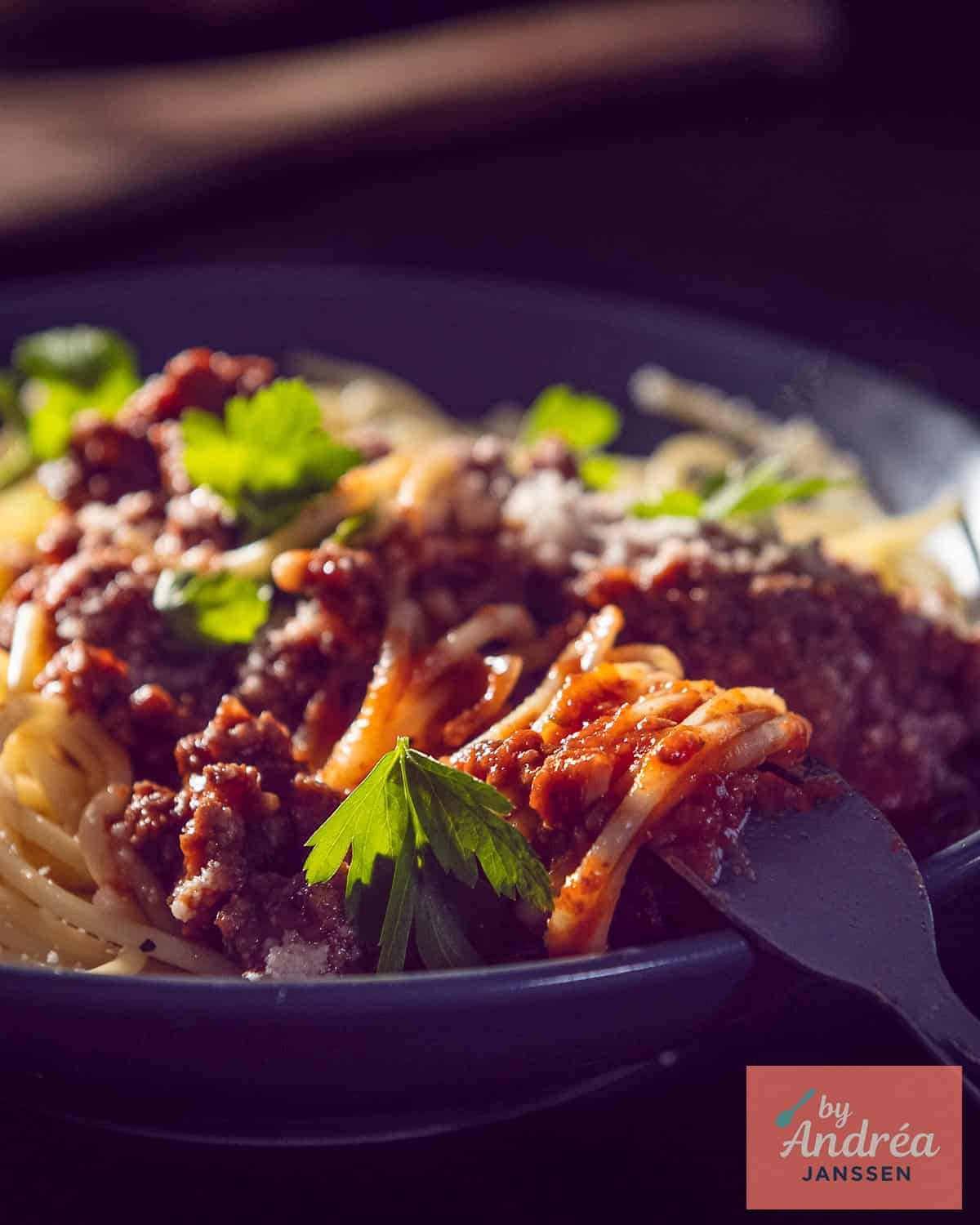 Een deel van een grijze kom met pasta met bolognesesaus in 30 minuten gemaakt.