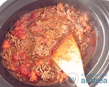 Roer de ingrediënten goed door met een houten lepel in de slowcooker