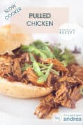 Een deel van een broodje belegt met BBQ pulled chicken en sla. Een text bovenin: slowcooker, pulled chicken, makkelijk recept.