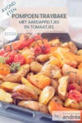 Een deel van een bakplaat met pompoen met aardappel, tomaat en rode ui. Een tekst bovenin: avondeten, pompoen traybake met aardappelen en tomaatjes, makkelijk recept.