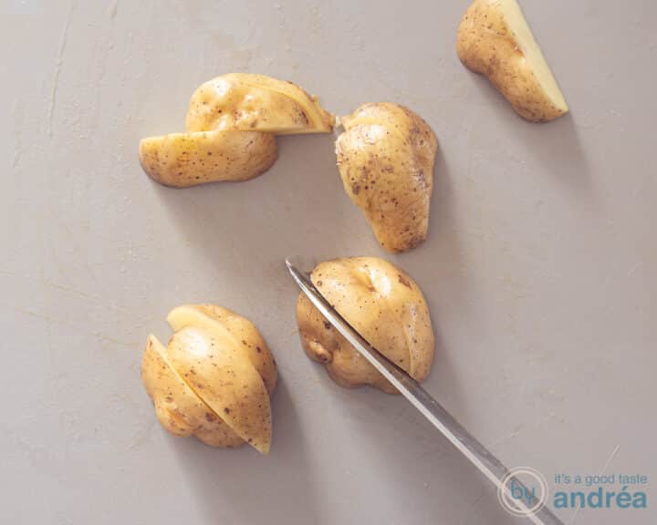 Schoongemaakte aardappels in wedges gesneden.