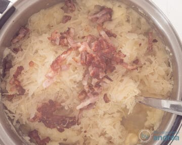 Fried bacon is added to the sauerkraut stew.