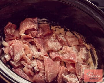 Leg het vlees in de slowcooker en bestrooi met bloem en zout