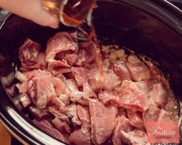 Rose wijn wordt in de slowcooker geschonken