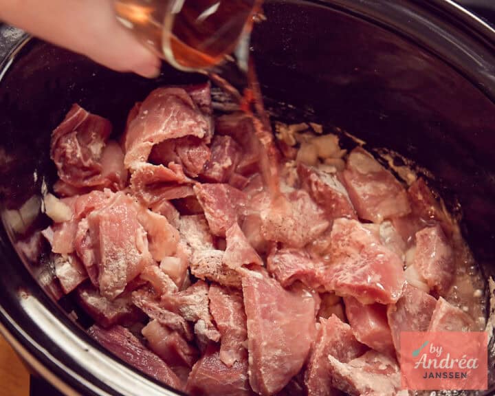 Rose wijn wordt in de slowcooker geschonken