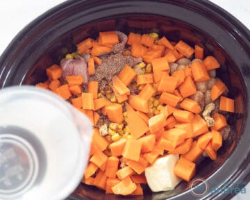 Aan de ingrediënten in de slowcooker wordt water toegevoegd.