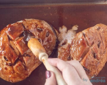 De ham uit de oven wordt bestreken met de Coca Cola Mosterd saus