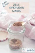 Een glazen pot met kipkruiden, een gouden lepel schept er kruiden uit. Een tekst bovenin: basisrecept, zelf kipkruiden maken, makkelijk recept