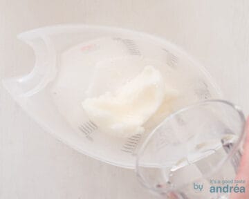 Een bolletje citroenijs waarbij 7up wordt geschonken op een witte ondergrond