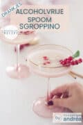 Twee roze champagneglazen schuin achter elkaar gevuld met alcoholvrije scroppino, gegarneerd met fruit, munt en chocola. Een tekst bovenin: alcoholvrije spoom sgroppino, drankje, makkelijk recept