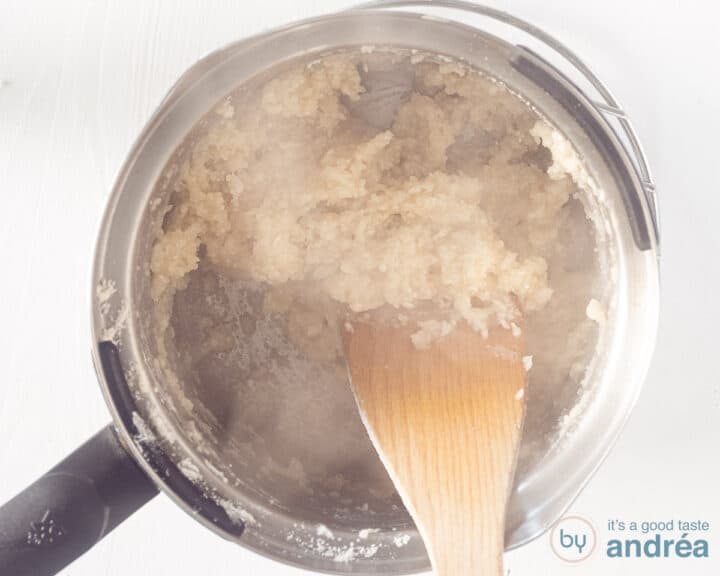 Een steelpan met churro beslag.