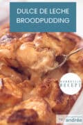 Een deel van een ovenschaal gevuld met brioche en karamel. Een tekst bovenin: Dulce de Leche Broodpudding, makkelijk recept