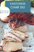 Twee gegrilde Char Siu op een bakpapier, bovenin een tekst: makkelijk recept, kantonese Char Siu
