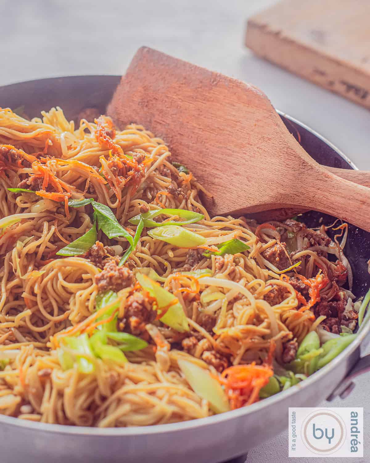 Een wok gevuld met noedels, verse groenten, gehakt en een heerlijke saus