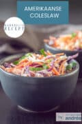 Een grijs schaaltje gevuld met verse koolsalade, zelfgemaakt op een donkere ondergrond. Een tekst: makkelijk recept, Amerikaanse coleslaw
