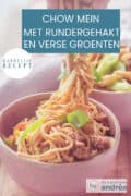 Een kom gevuld met noedels, groenten en gehakt met een smaakvolle saus. Een tekst overlay: Chow mein met rundergehakt en verse groenten, makkelijk recept