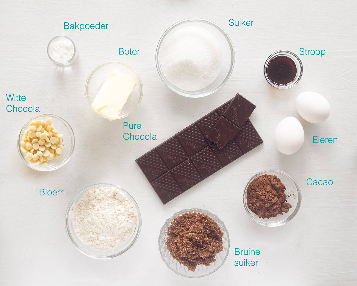 Ingrediënten Brownies met Witte Chocola op een witte ondergrond met een tekstbeschrijving bij de ingrediënten-.