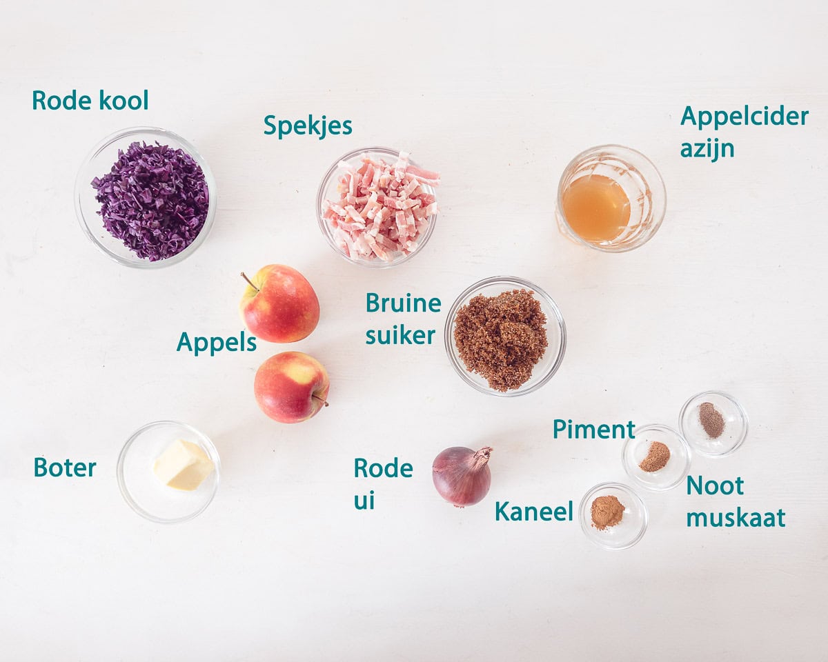 Ingredienten Duitse rode kool met appel en krokante spekjes op een witte ondergrond met een tekstbeschrijving van het ingredient.