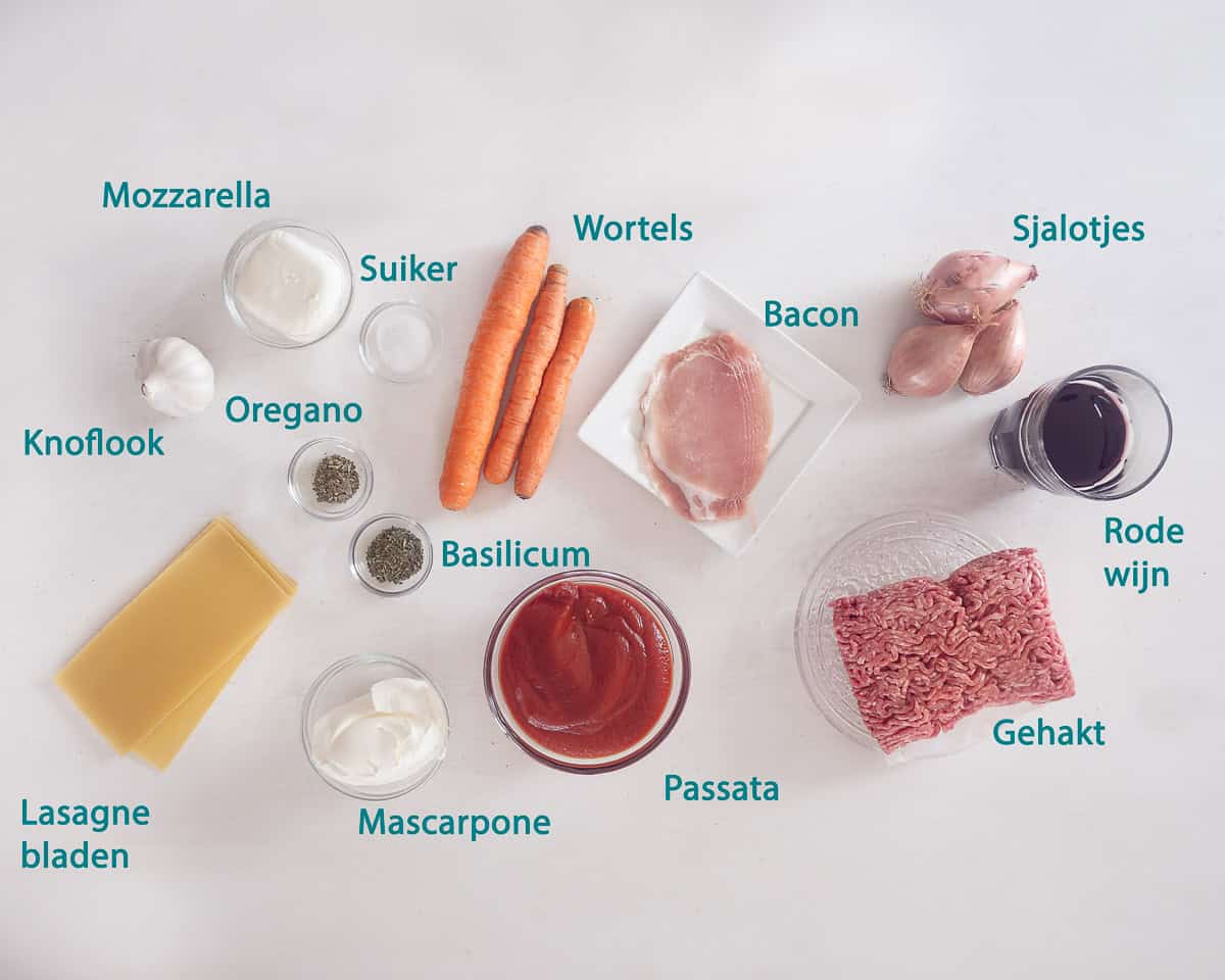 Ingredienten Eenpans Lasagne met Bacon en Mascarpone op een witte ondergrond voorzien van een tekst beschrijving.